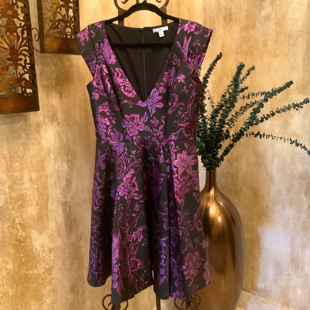 ZAC Zac Posen Blk/Purple Metallic Fit & Flare Mini Dress w/ Deep V-Neck. Size 8.